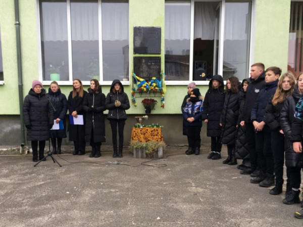 Біля Луцька відкрили меморіальну дошку загиблому військовому Ігорю Столяруку