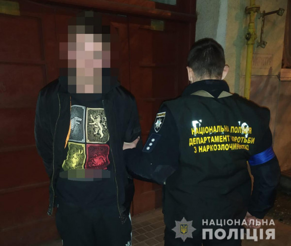 Отримував 30 тисяч «зарплати»: у Луцьку затримали 19-річного «закладчика» наркотиків