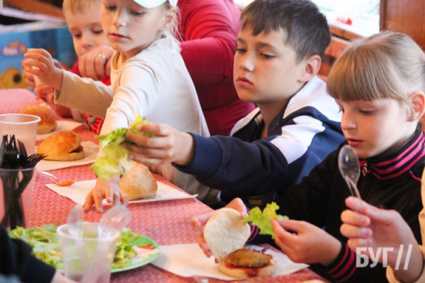 У Нововолинську дітей вчили робити бургери