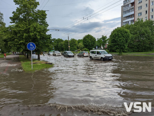 Після грози у Луцьку затопило вулиці. ФОТО. ВІДЕО