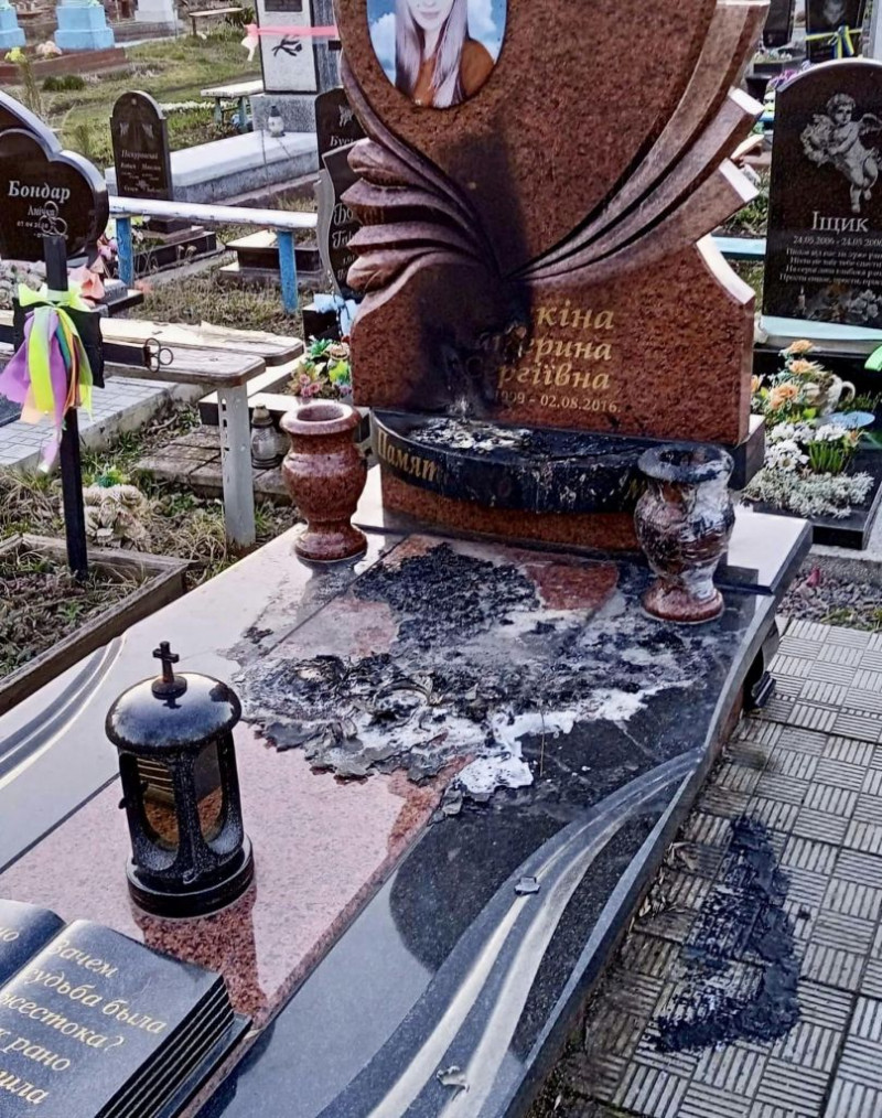 Наруга над могилою другий рік поспіль: на Волині підпалили пам'ятник 16-річній Катерині Литкіній, яку вбили два брати