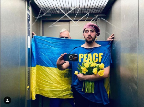 Німецький стиліст щодня вдягає образ в кольорах українського прапора