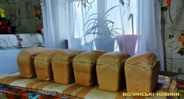 Волинянка майже пів року випікає хліб для військових