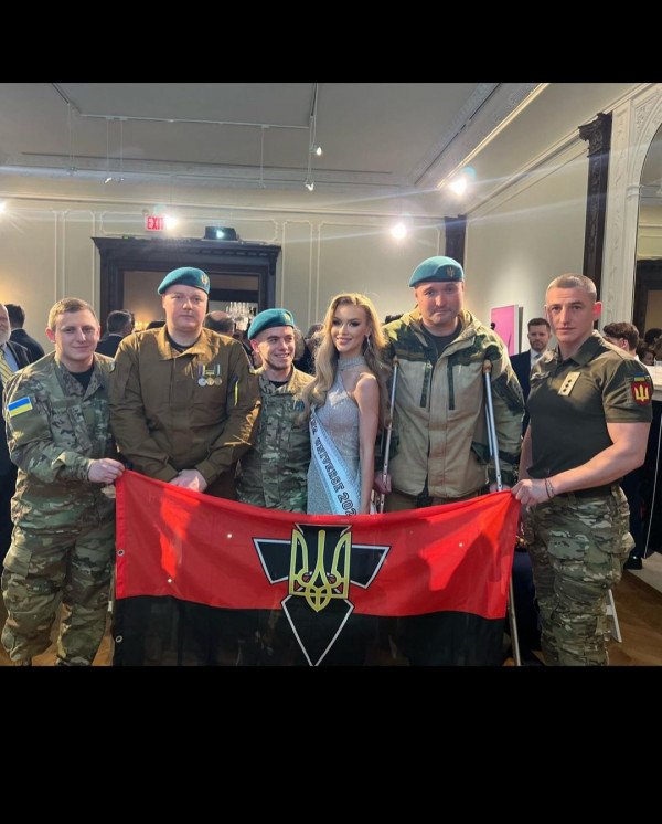 «Міс Україна Всесвіт» продала обпалені крила національного костюму заради допомоги ЗСУ