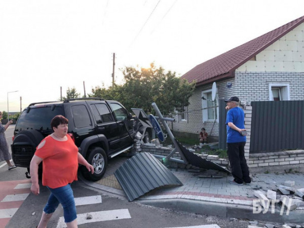 ДТП у Володимирі: водій позашляховика в’їхав у паркан і зніс дорожній знак