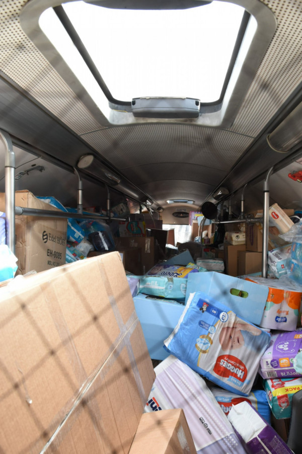 Луцьк отримав у дарунок 6 автобусів, наповнених гумдопомогою з Литви