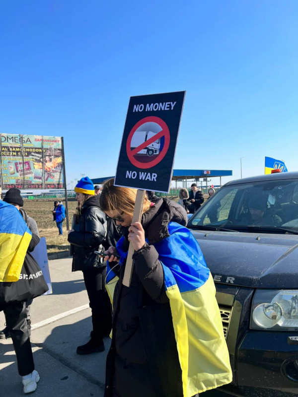 На польсько-білоруському кордоні українці блокують величезну кількість фур, які везуть товари до росії та Білорусі