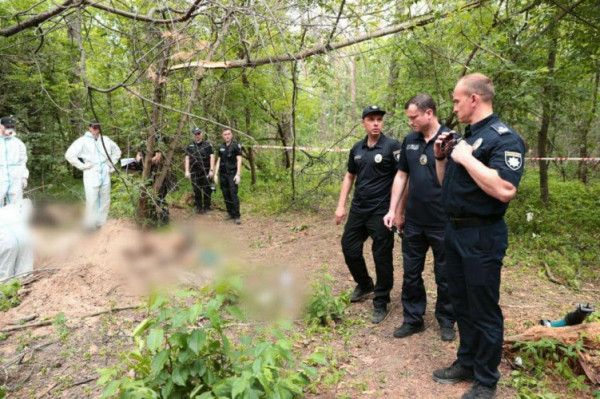 «Зв’язані руки, простріляні коліна»: на Київщині виявили нову братську могилу після нашестя росіян