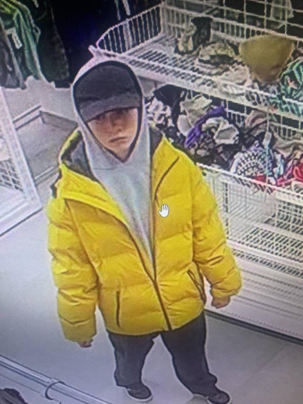 Крадіжки в магазинах: у Луцьку поліція шукає ймовірного злодія