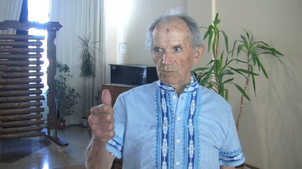 Мріяв про вишиванку: на Волині 92-річному переселенцю з Лисичанська подарували національне вбрання