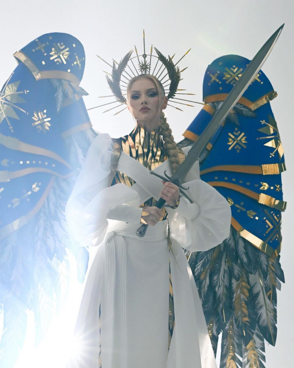«Міс Україна Всесвіт» продала обпалені крила національного костюму заради допомоги ЗСУ