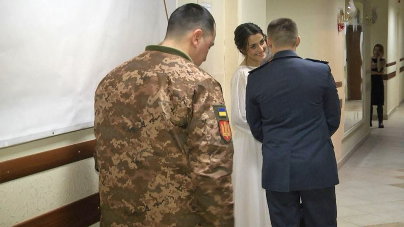 У День закоханих у Луцькому ДРАЦСі одружилися чотири пари військових