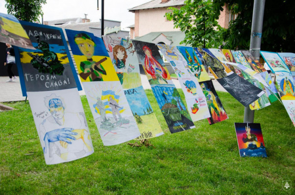 «Наші Герої - ЗСУ»: У Нововолинську дитячими малюнками прикрасили білборди