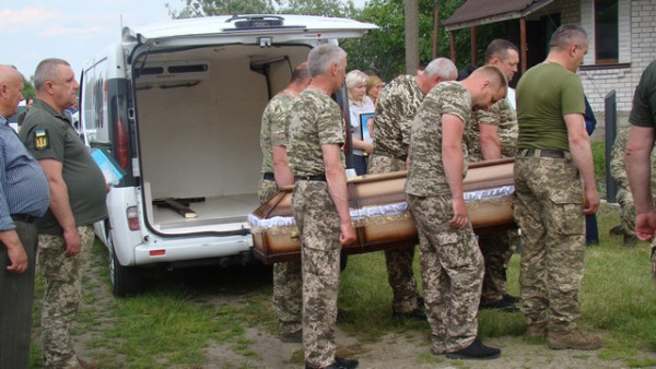 На Волині живим коридором та на колінах зустріли загиблого Героя, який захищав Україну