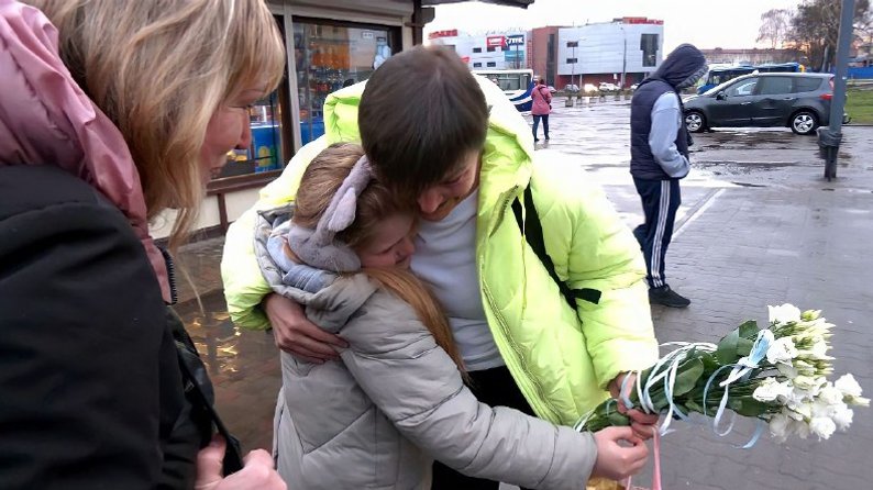 На автовокзалі у Луцьку рідні зустріли звільнену з полону лучанку Аллу Сенченко