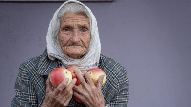 Пережила Другу світову війну і окупацію рашистів: 92-річна бабуся зустрічала ЗСУ яблуками