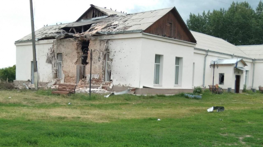 На Сумщині росіяни обстріляли лікарню, клуб і школу