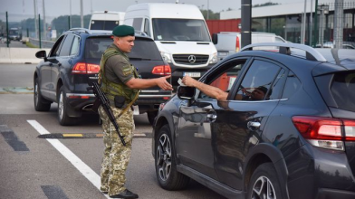 Польща може призупинити пропуск вантажівок через Ягодин: що сталося