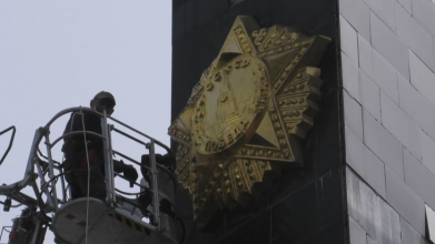 Дочекалися: у Луцьку на меморіалі демонтують радянську зірку