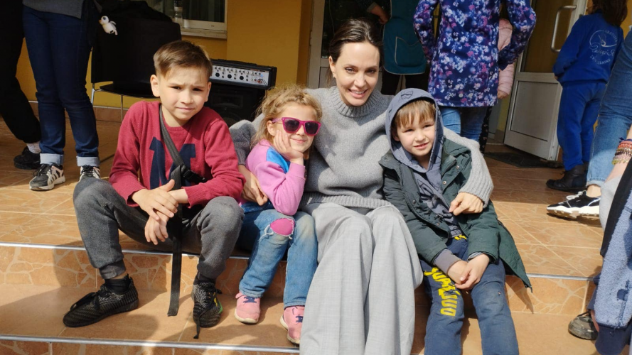 Провідала дітей, школу-інтернат та волонтерів: Чим займається Анджеліна Джолі у Львові