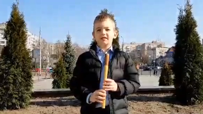 Маленький сопілкар з Луцька зіграв Гімн України для переселенців