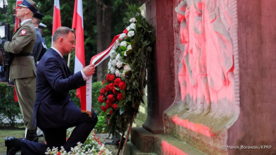 Історична мить: Дуда став на коліно перед меморіалом полеглих у боях бійців УНР
