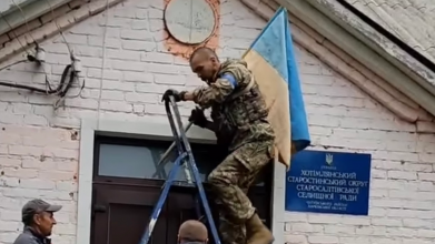 Військовий з Волині встановив український прапор у деокупованому селі на Харківщині