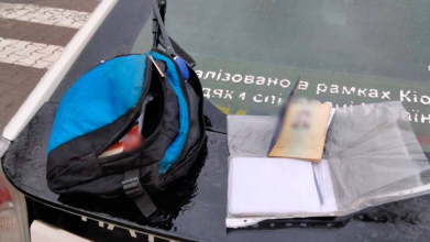 Вирвали з рук сумку і втекли: у Луцьку серед білого дня пограбували чоловіка