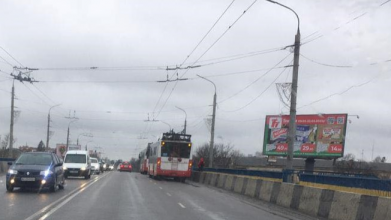 У Луцьку посеред мосту стали тролейбуси: рух ускладнено