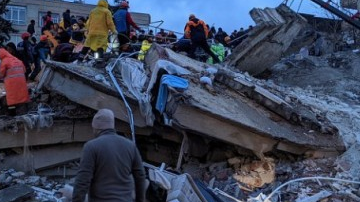 Під завалами пробули 4 дні: у Туреччині з-під зруйнованого будинку врятували українку та її 4-річного сина