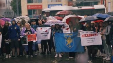 «Наші чоловіки не терористи»: у Луцьку провели акцію на підтримку бійців «Азову»