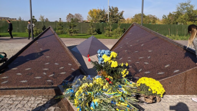 У Маріуполі росіяни знищили Меморіал військовим, які захищали Україну