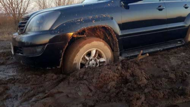 Аварія у Луцькому районі: автівка злетіла з дороги і застрягла у болоті