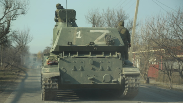 Провокація на Херсонщині: танки рф з українськими прапорами обстрілюють захоплені території