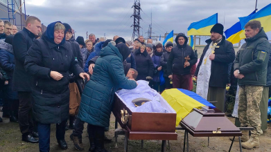 Поряд з батьком: на Волині похоронили Героя Руслана Тіщенка