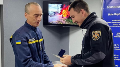 Волинським рятувальникам вручили нагороди за ліквідацію наслідків обстрілів міста