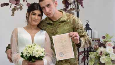У Луцькому ЦНАПі одружився військовослужбовець ЗСУ