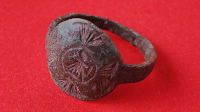 Нові знахідки у Володимирі: археологи виявили щитковий перстень XIII століття