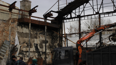 У Луцьку розбирають завали згорілого павільйону Центрального ринку