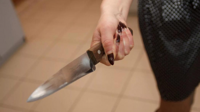 Волинянка на вулиці побила чоловіка та погрожувала ножем поліції