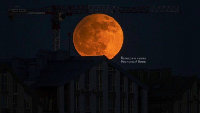 У небі над столицею кияни побачили місячне затемнення: неймовірні фото