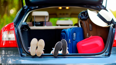 У Луцьку на авторинку родини шукають «тривожні валізи» на колесах