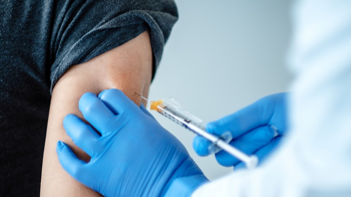 В Україні дозволили одночасно вводити вакцини проти COVID-19 та інших інфекцій