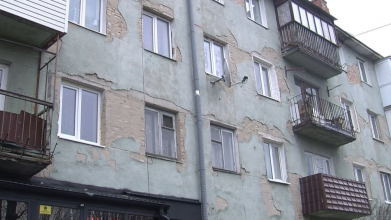 Скандал у Луцьку: жителі будинку скаржаться на плісняву та тріщини. Що кажуть комунальники