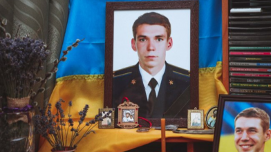 «Донька – маленький ангел, син – воїн небесного війська», - мама Вадима Гринюка, вбитого Росією на аеродромі у Луцьку