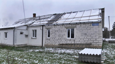Місяць після ракетних ударів у Луцьку: в одному з пошкоджених будинків почали відновлювати дах