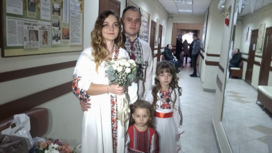У День закоханих у Луцькому ДРАЦСі одружилися чотири пари військових