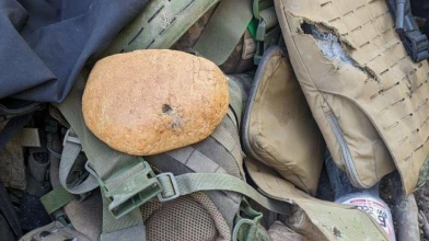 Продірявила авто, рюкзак, але застрягла у хлібині: військовий дивом врятувався від кулі під Бахмутом. Фото