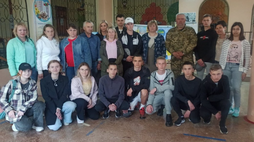 Замість випускного - допомогли ЗСУ: у Луцьку випускники придбали генератор для військових
