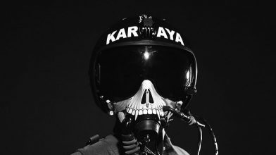 «Доторкнувся до живої легенди»: луцький художник розписав шолом легендарного пілота Karaya
